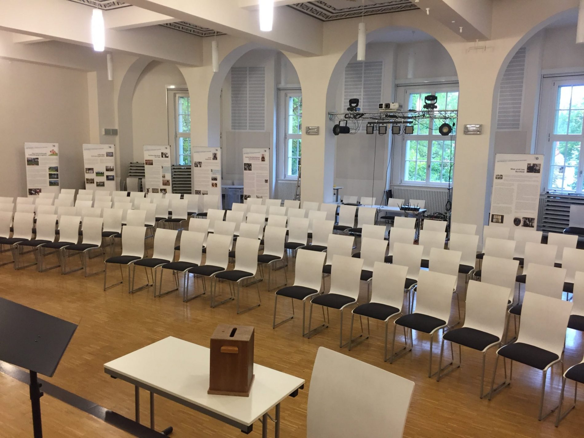 Projekttag Hans-Erlwein-Gymnasium Dresden Aula inklusive Ausstellung